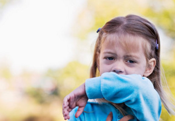 Девочка прикрывает рот рукой