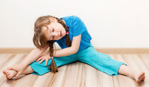 Девочка делает разминку