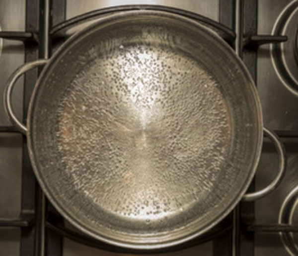 Кастрюля с водой на плите