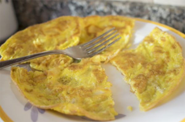 На тарелке лежит омлет