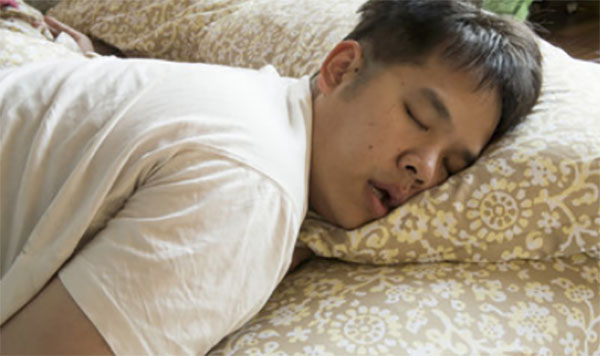 Подросток спит на диване