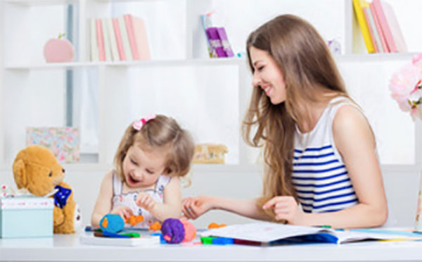 Дочка показывает маме на игрушку