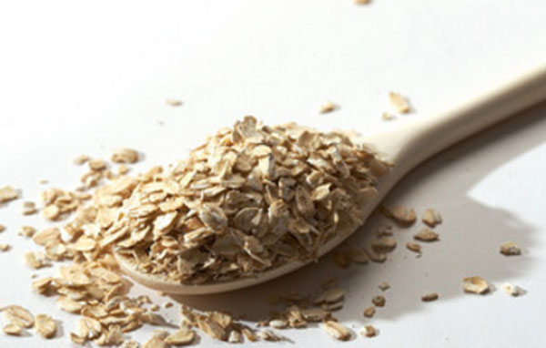 Овсяные хлопья в деревянной ложке