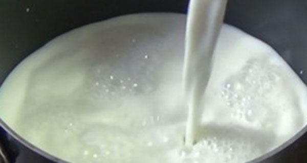 В кастрюлю наливают молоко