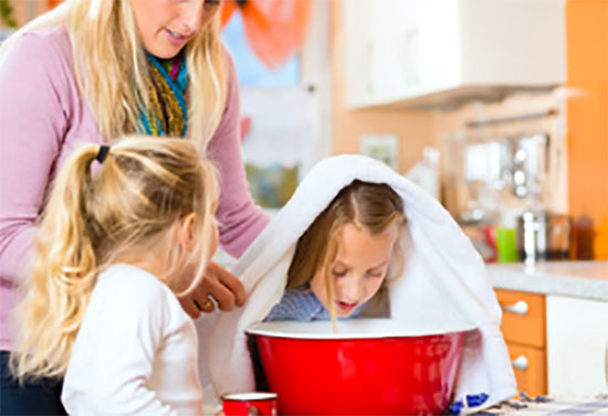 Девочка делает паровую ингаляцию