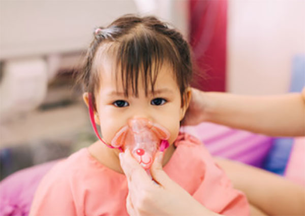 Девочка в кислородной маске