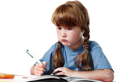 Озадаченная девочка пишет сочинение