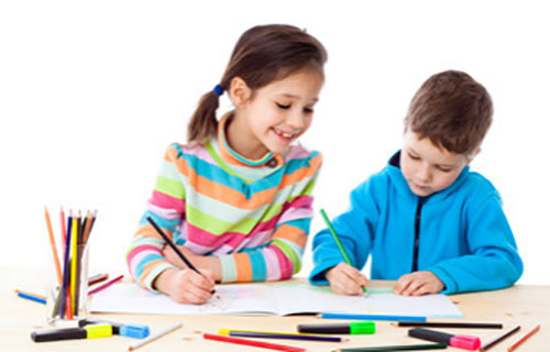 Мальчик и более взрослая девочка рисуют карандашами