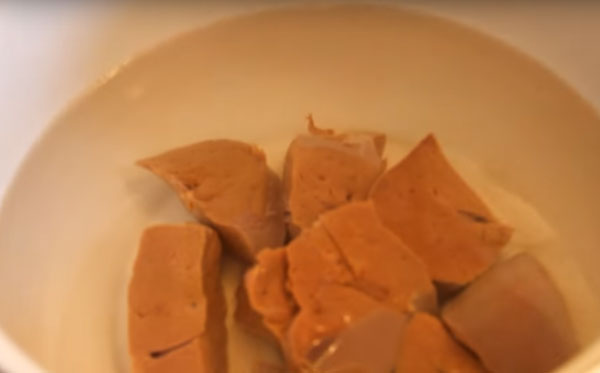 Печень варится в кастрюле