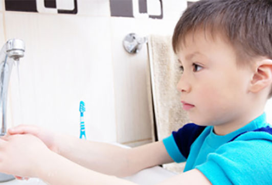 Мальчик моет руки