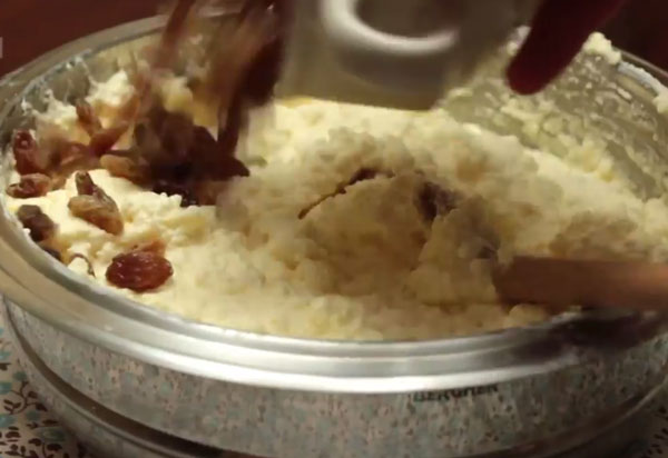 К творожной массе всыпают изюм