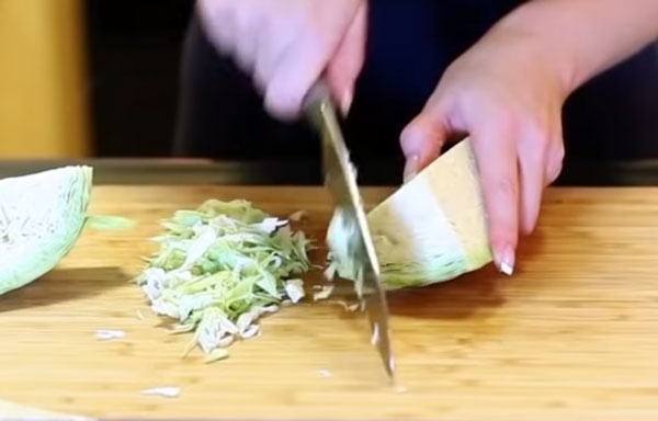 Шинкуют капусту на доске