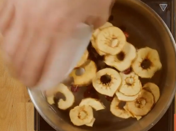 В воде плавает изюм и сушенные яблоки