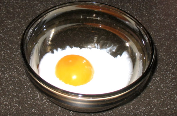 Мисочка с молоком и яйцом