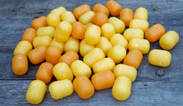 Много пластиковых яиц из под киндеров