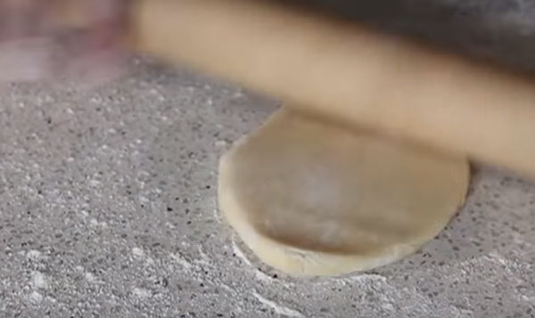 Тесто раскатывают на кружочки