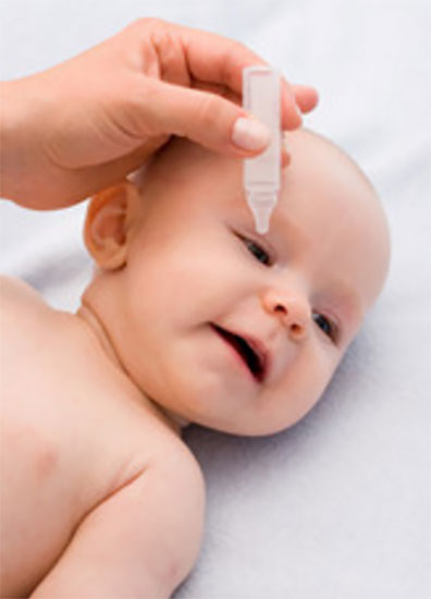 Грудничку капают глаза
