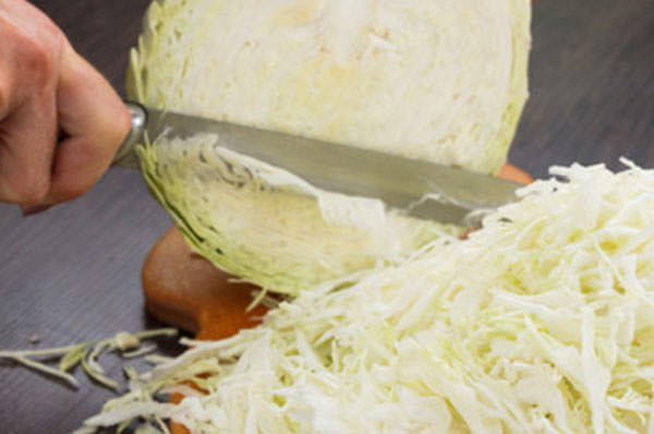 Мелко нашинковуют капусту