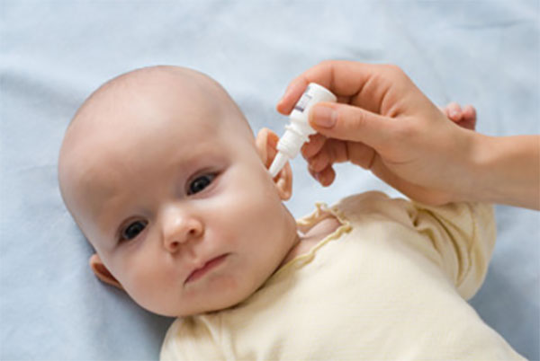 Грудному ребенку закапывают ушко