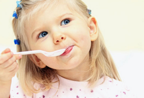 Девочка с ложкой во рту