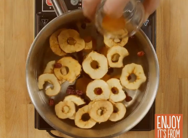 К компоту добавляют курагу