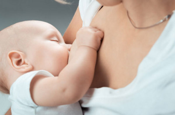 Ребенок сосет грудь