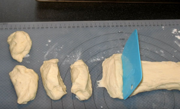 Тесто нарезано на кусочки