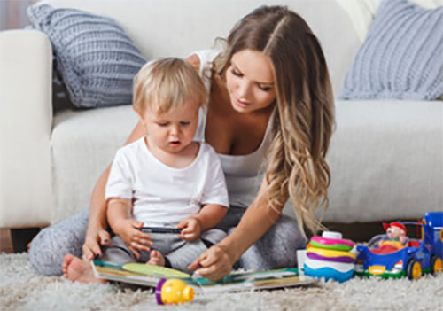 Мама играет со своим ребенком