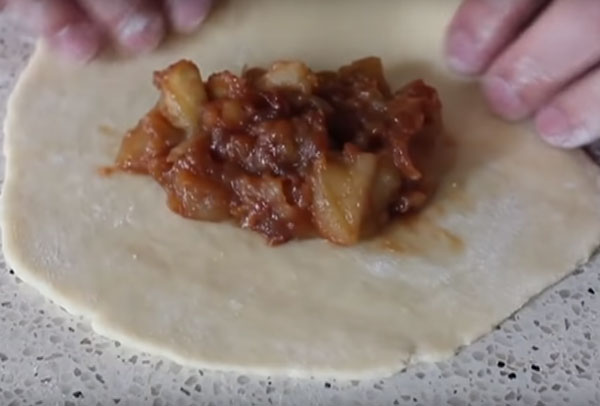 Начинка в центре лепешки