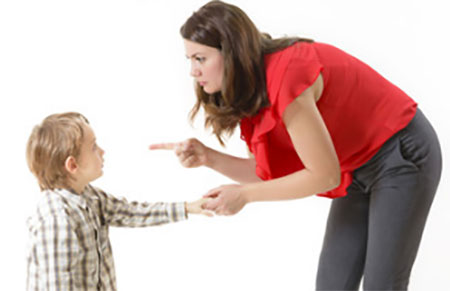 Мама словесно отчитывает ребенка
