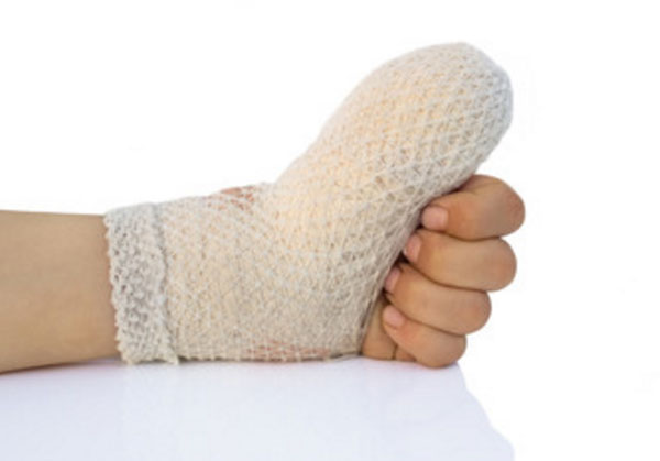 Детская рука. Забинтован большой палец