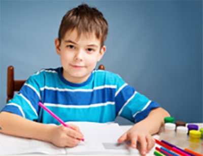 Семилетний мальчик рисует