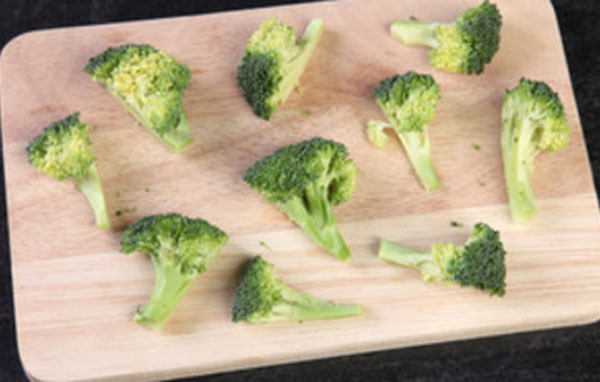 Соцветия брокколи на досточке