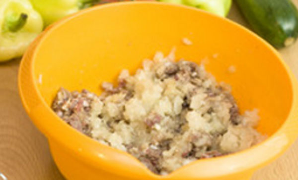 Миска с фаршем и рисом