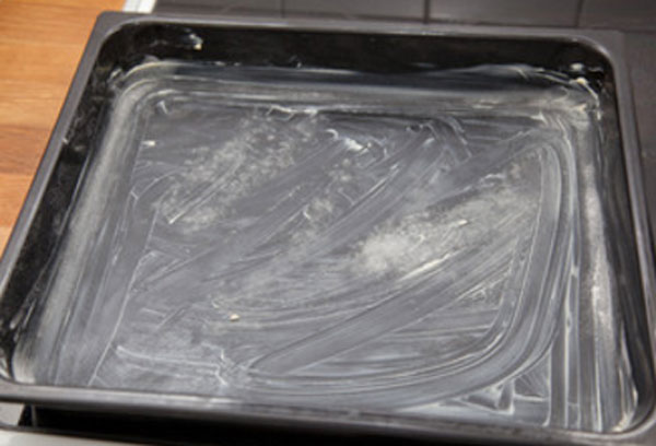 Противень, смазанный сливочным маслом