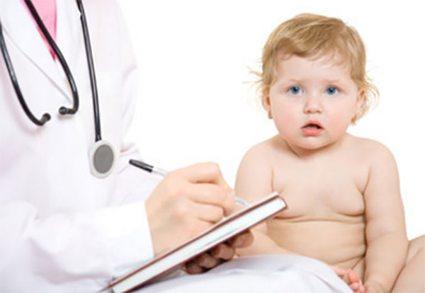 Доктор выписывает направление на анализ. Рядом сидит маленький ребенок