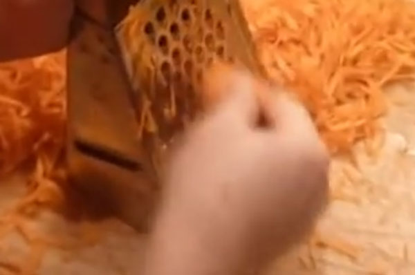 Морковь натирают на терке