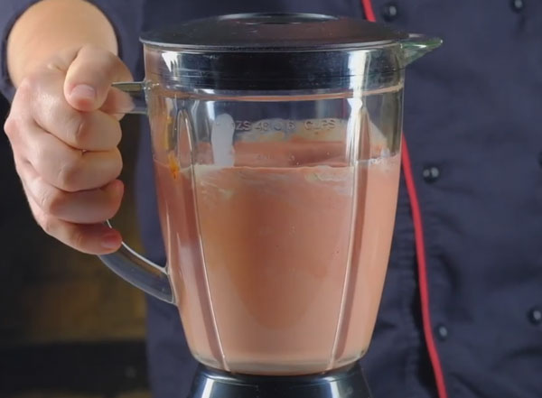 Измельченные компоненты в блендере