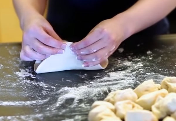 Склеивание краев пирожка