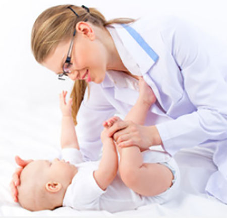 Доктор осматривает грудничка