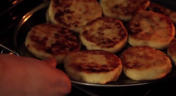 Готовые сырники на противне