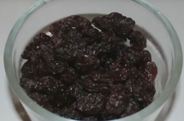 Стакан с промытым изюмом
