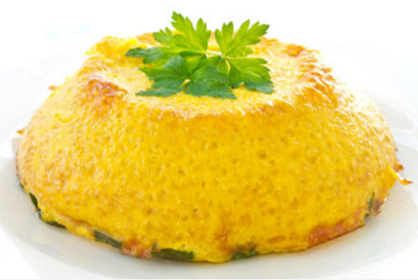 Готовый омлет перевернутый вверх ногами