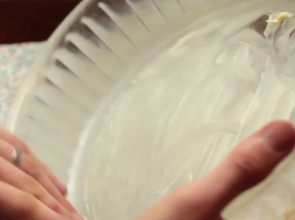 Форму смазывают сливочным маслом