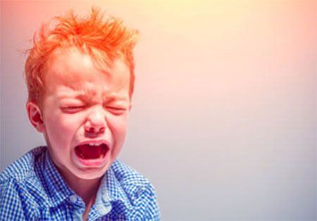 Мальчик с приступом истерики