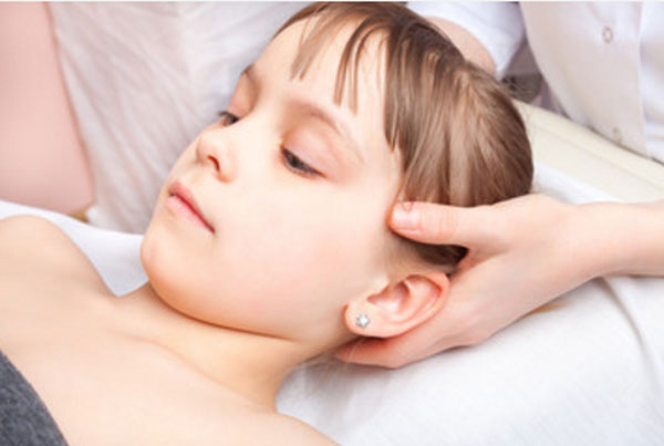 Девочки делают массаж