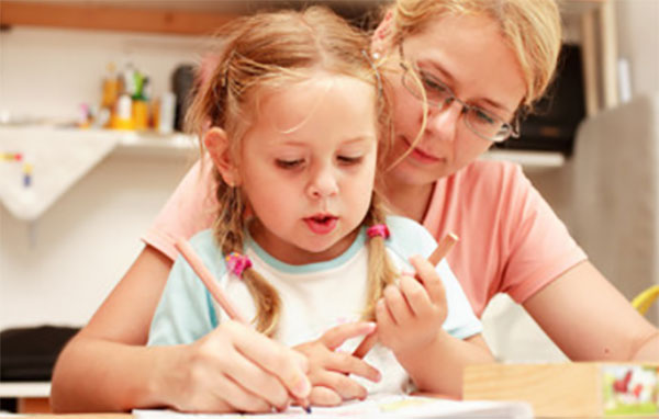 Мама учит дочку писать