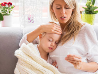 Мама с ребенком, смотрит на градусник