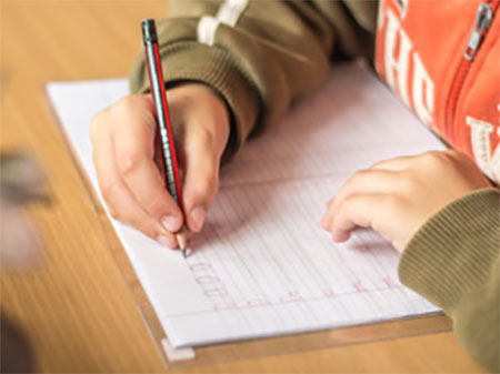 Ребенок пишет в прописях