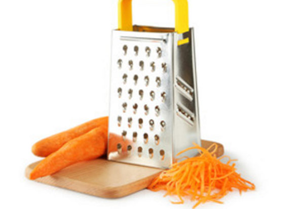 Морковь натертая и очищенная, рядом терка